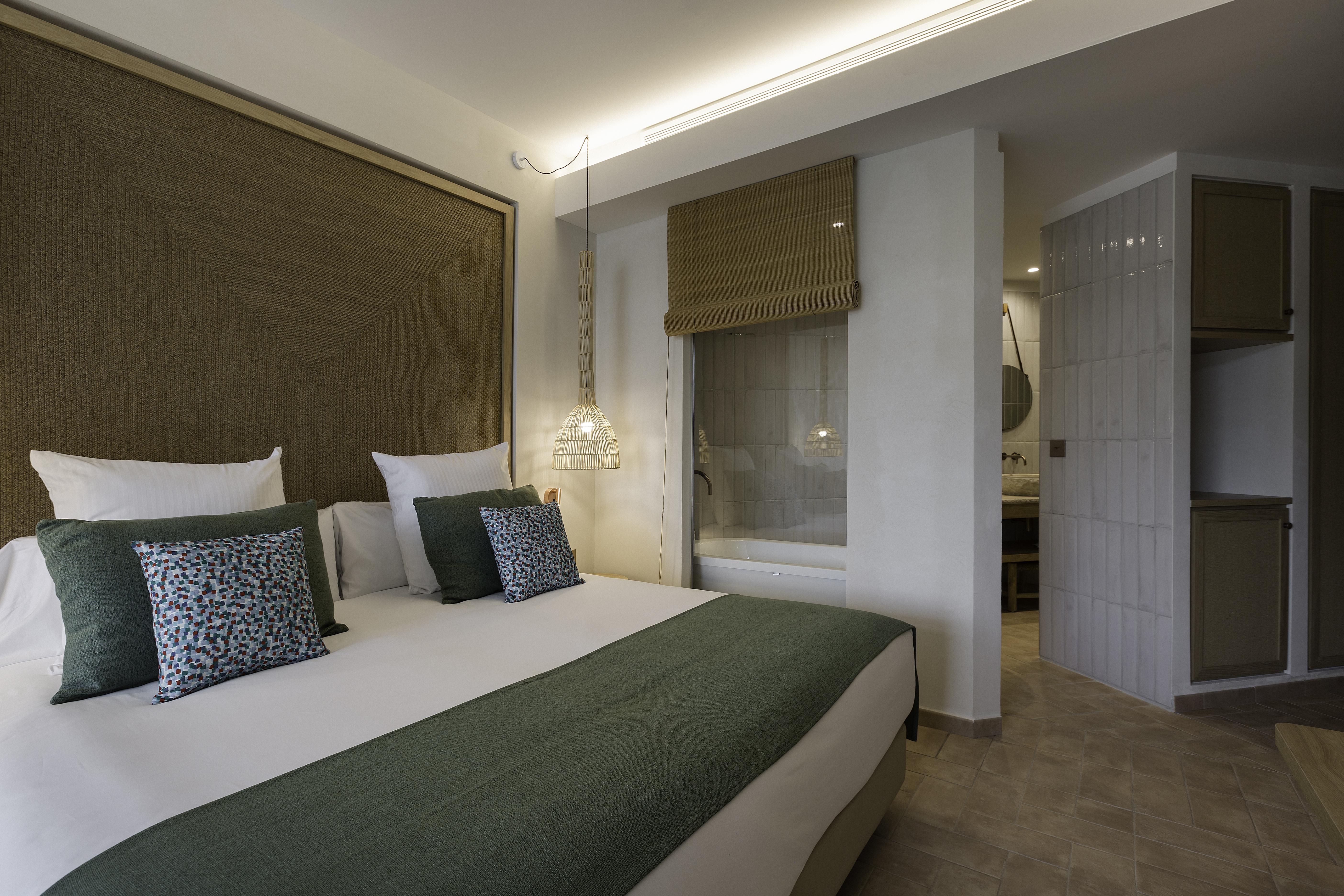 Cala San Miguel Ibiza Resort, Adults Only, Curio Collection By Hilton Port de Sant Miguel Dış mekan fotoğraf A room at the hotel