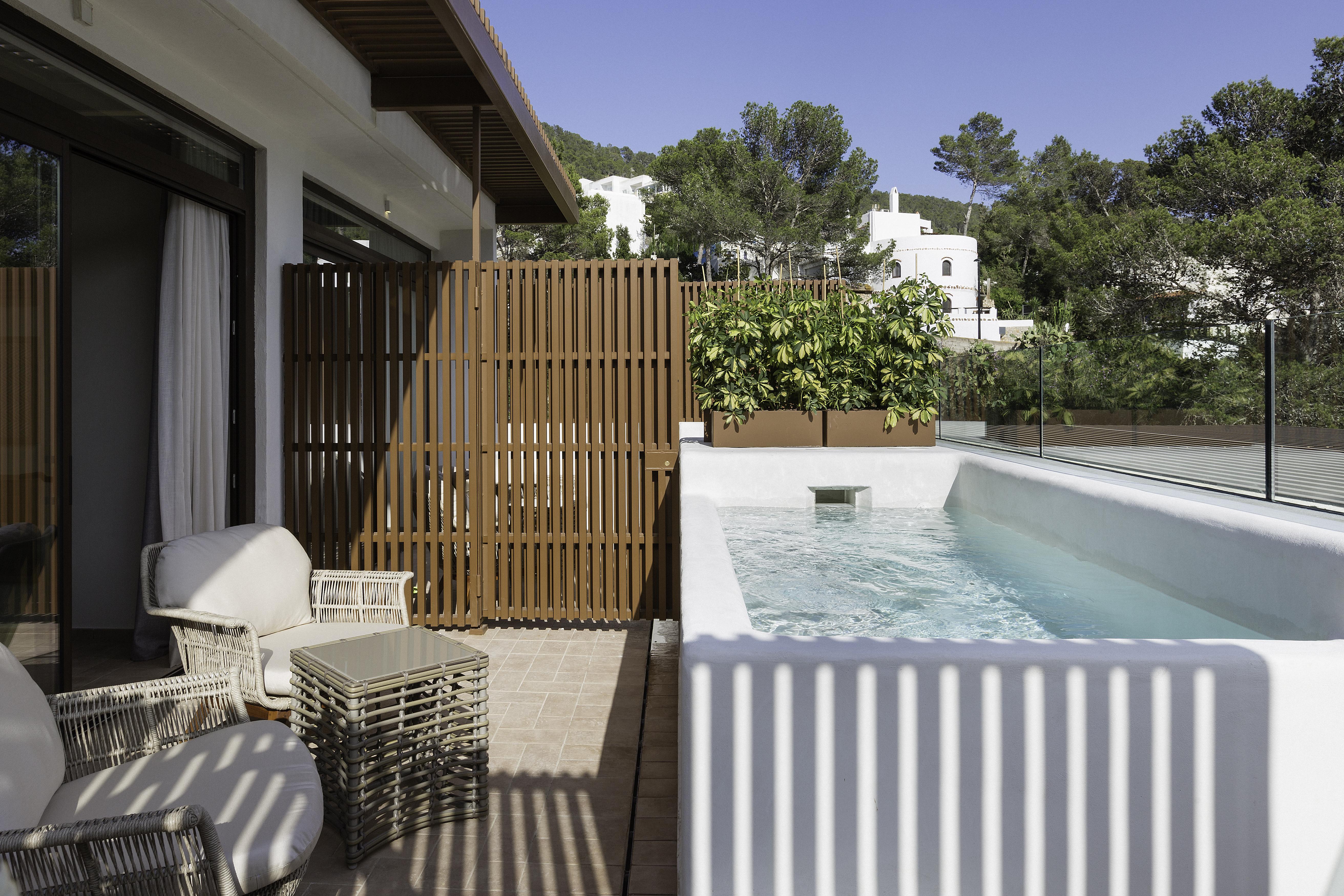 Cala San Miguel Ibiza Resort, Adults Only, Curio Collection By Hilton Port de Sant Miguel Dış mekan fotoğraf A private pool at a hotel