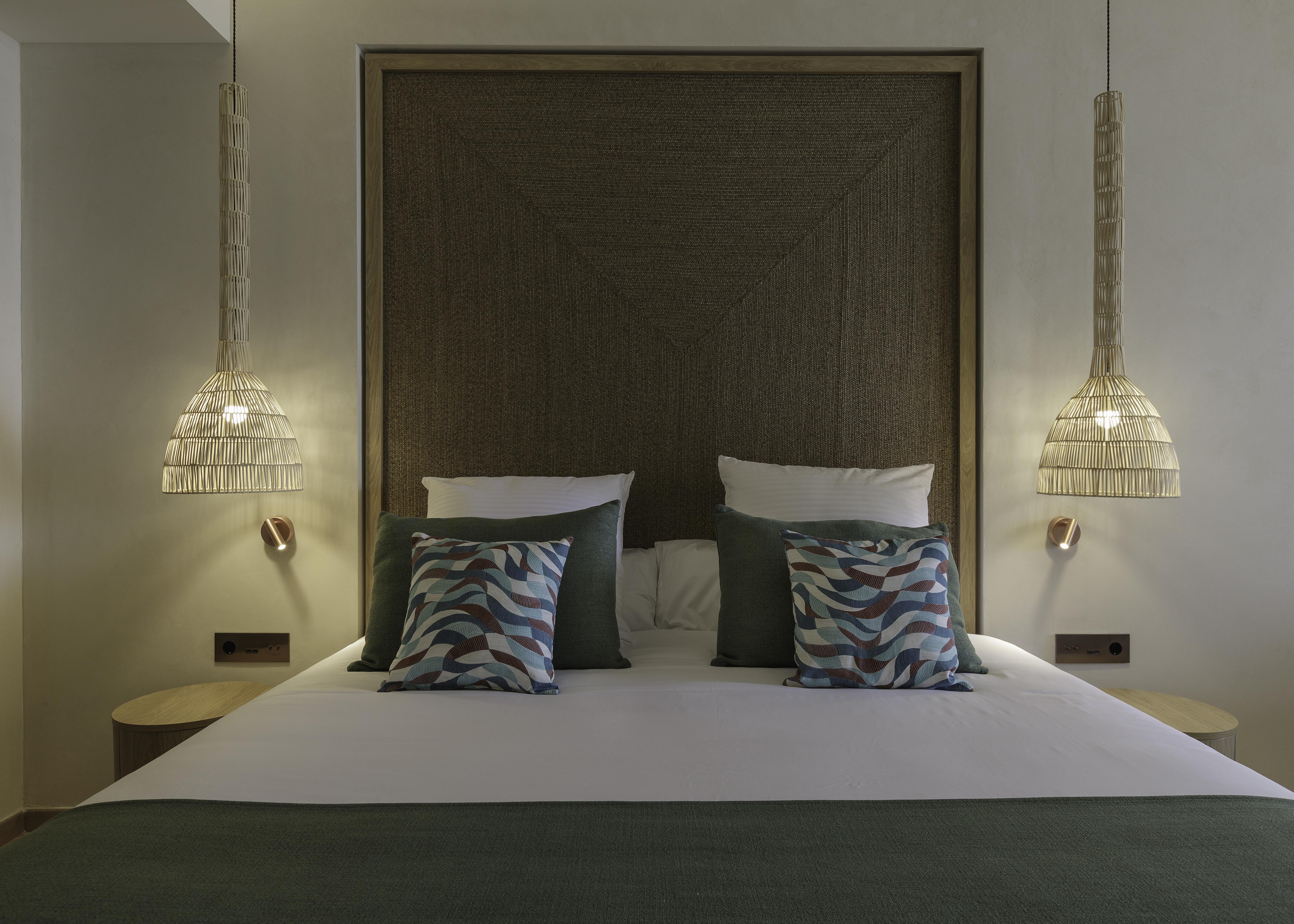 Cala San Miguel Ibiza Resort, Adults Only, Curio Collection By Hilton Port de Sant Miguel Dış mekan fotoğraf A bedroom at the hotel