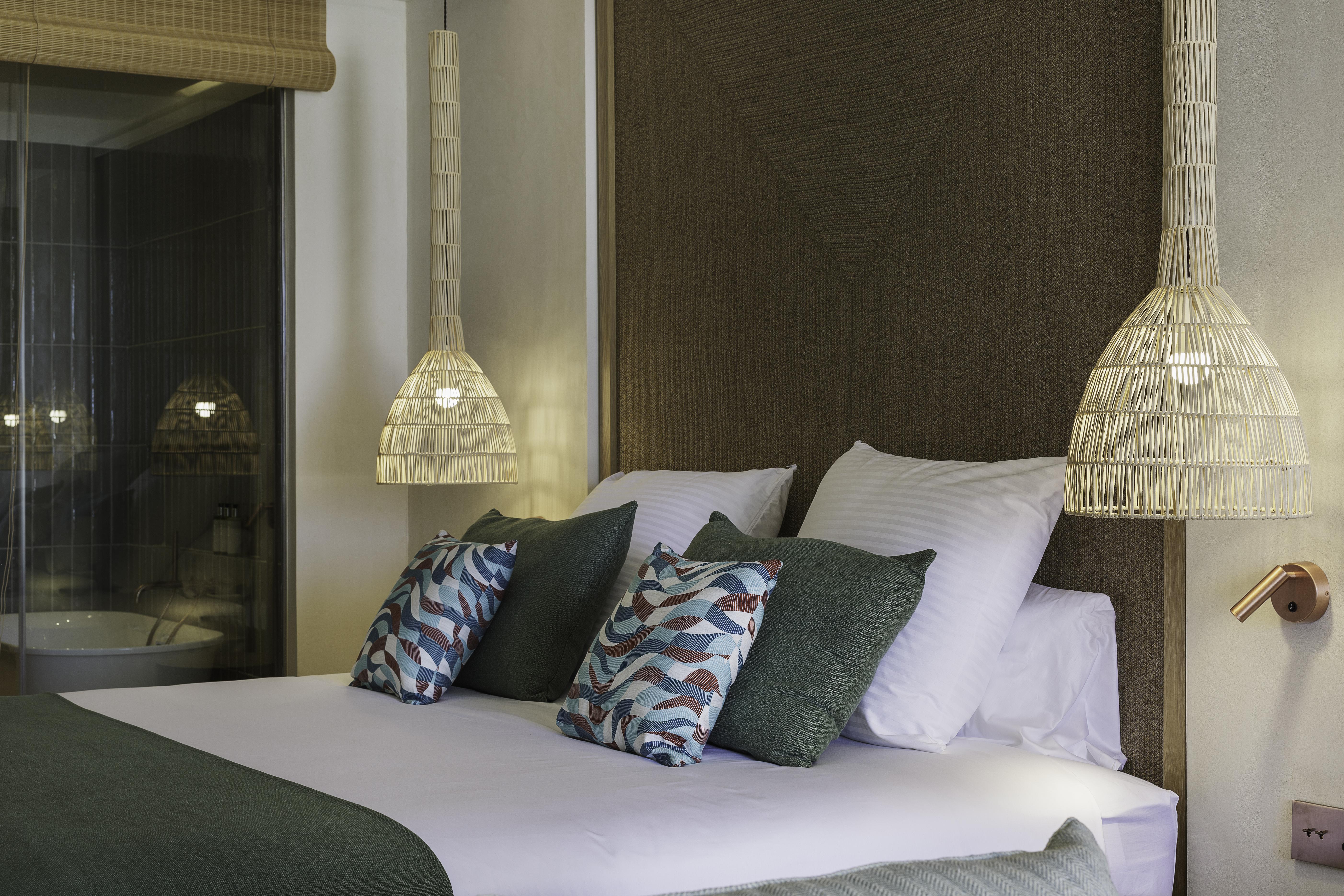 Cala San Miguel Ibiza Resort, Adults Only, Curio Collection By Hilton Port de Sant Miguel Dış mekan fotoğraf A bedroom at the hotel