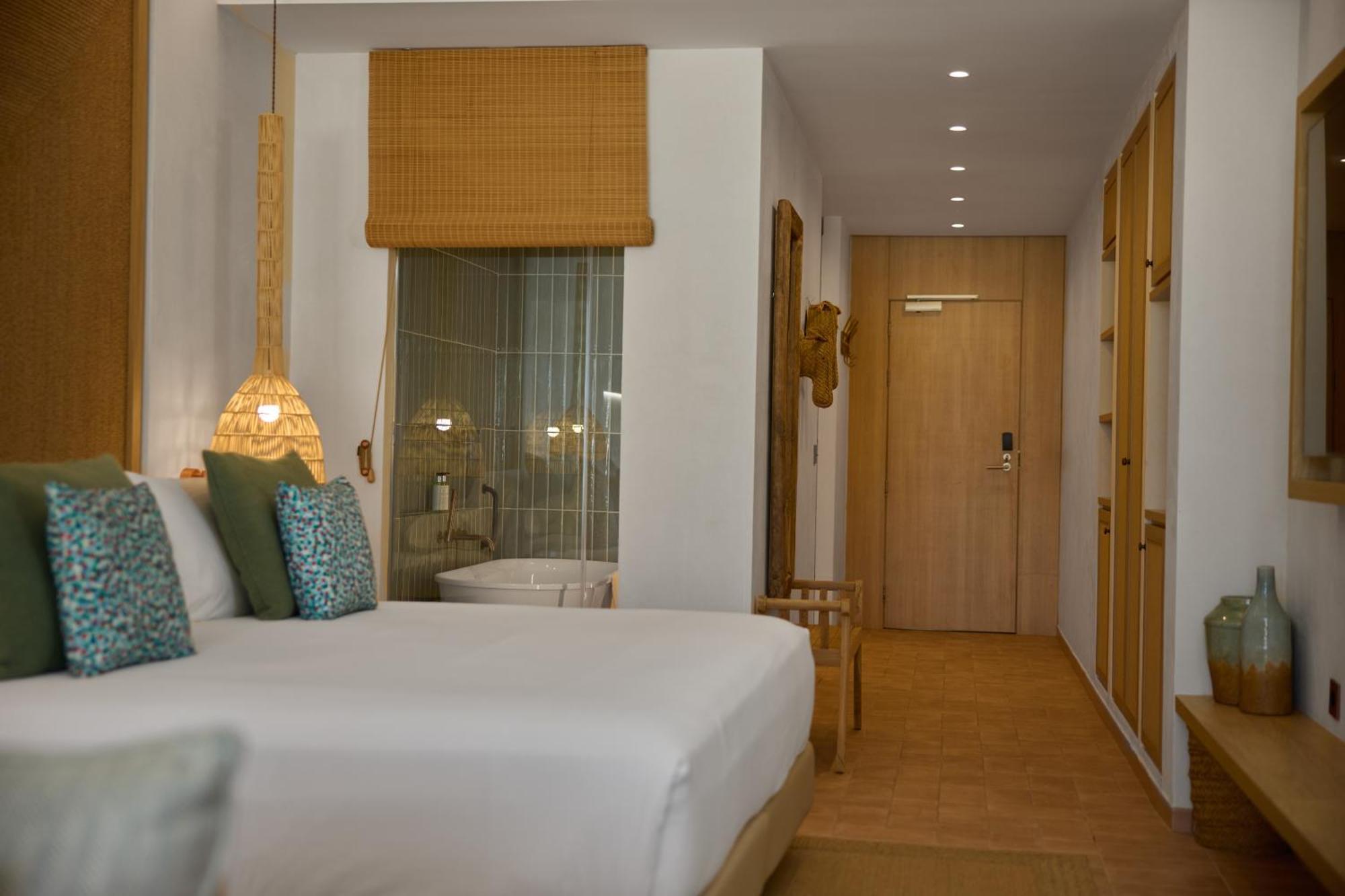 Cala San Miguel Ibiza Resort, Adults Only, Curio Collection By Hilton Port de Sant Miguel Dış mekan fotoğraf A room at the hotel