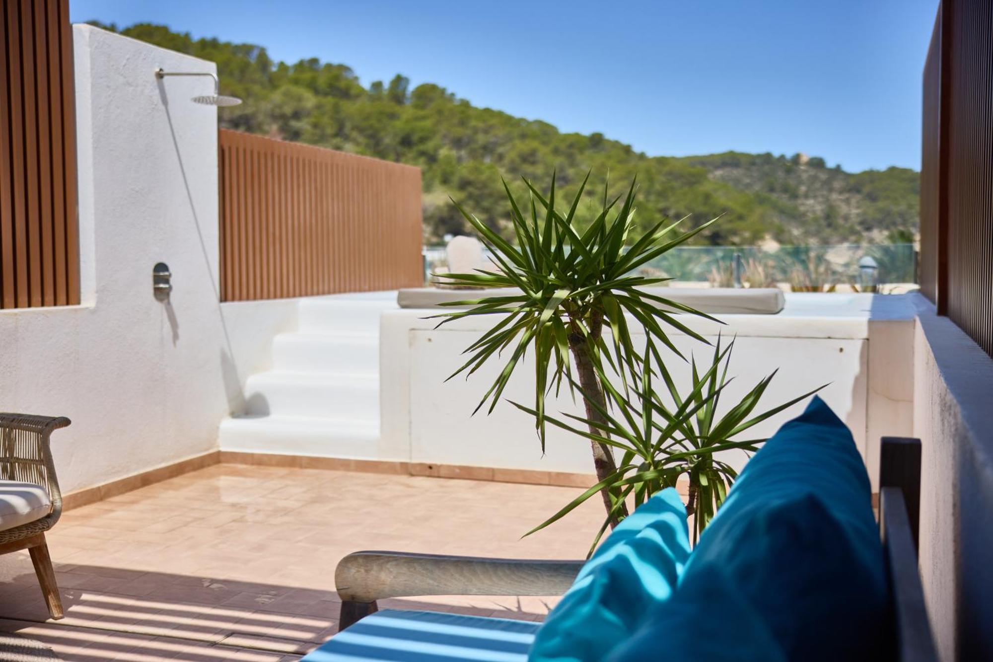 Cala San Miguel Ibiza Resort, Adults Only, Curio Collection By Hilton Port de Sant Miguel Dış mekan fotoğraf A private shower at a campsite