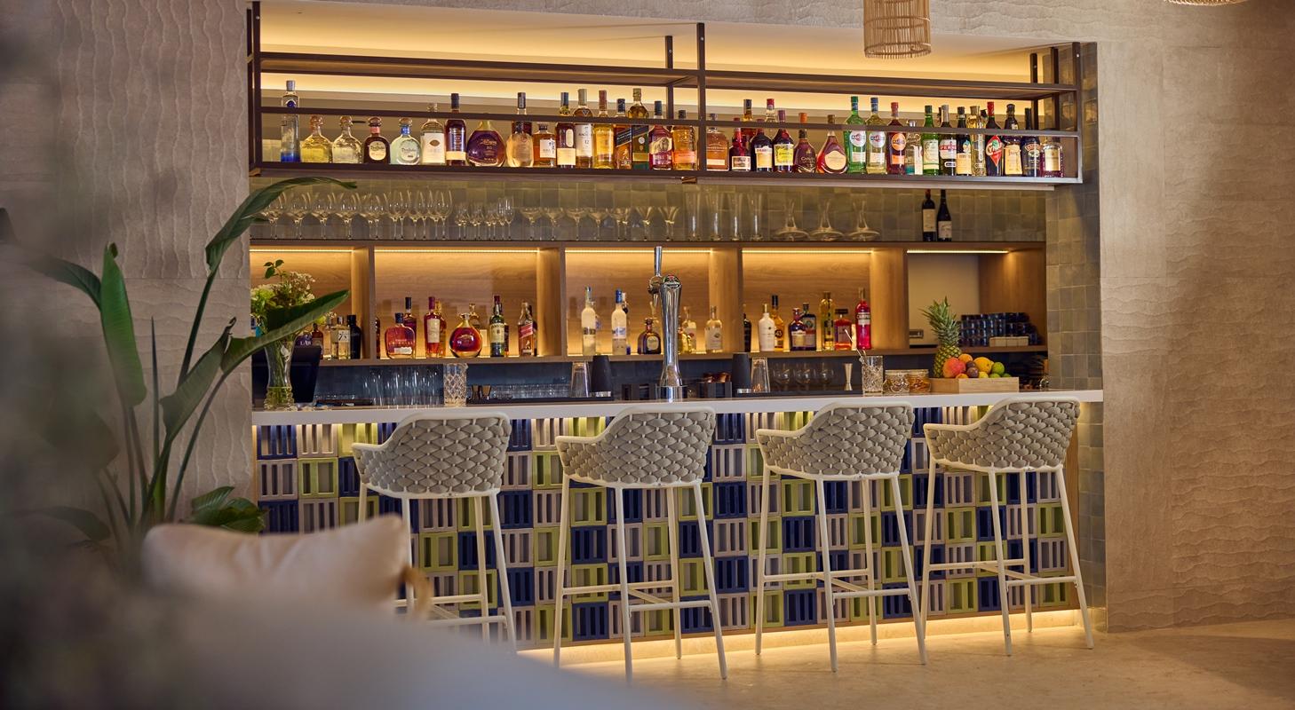 Cala San Miguel Ibiza Resort, Adults Only, Curio Collection By Hilton Port de Sant Miguel Dış mekan fotoğraf The bar at the hotel